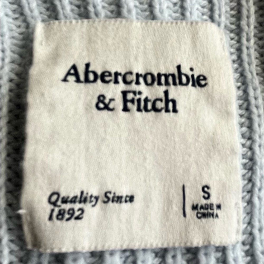 Super Cute blue Abercrombie and Fitch sweater💙